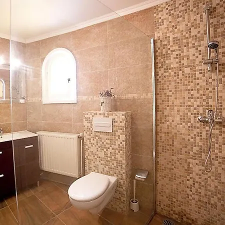 Belucra Downstairs Apartment *